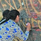  Firmas. Los devotos de la Virgen de la Merced van en caravana hasta la piedra sagrada a colocar sus nombres para que sean protegidos por la patrona de la localidad. 