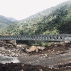  El puente pasa por un periodo de prueba para medir su resistencia. 