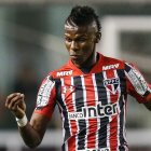  El zaguero ecuatoriano apareció esta semana en una fotografía con la camiseta del Palmeiras, algo que la hinchada paulista ha condenado en las redes sociales. 