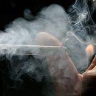  Referencial. El hombre desafió al dueño del restaurante fumando frente a él. 