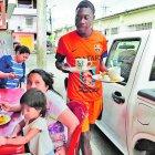  Anthony Medina es cocinero, mesero, lavaplatos y hasta cobrador en un restaurante. Teme quedarse sin ‘camello’.  