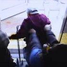  Imagen del momento en que la mujer empuja al anciano, que andaba con un andador. La agresora fue detenida luego del fallecimiento del adulto mayor. 