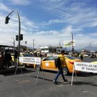  En Ambato son 72 puntos bloqueados por los taxistas; a esto se sumó el cierre de vías y quema de llantas de parte del sector indígena. 