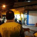  La policía acordonó el sitio para realizar el levantamiento del cadáver 