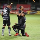  Los jugadores de Independiente en la celebración del segundo tanto.  