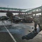  Los bomberos limpiaron la calzada para evitar otro accidente.  