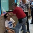  Las autoridades tuvieron que intervenir en el momento que agredieron al hombre. 