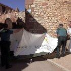  Agentes de la guardia civil retiran el cuerpo de la anciana que fue asesinada por sus propios hijos para cobrar su pensión. 