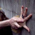   A una de las jóvenes casi la suben en un taxi, la otra pedía ayuda. Testigos del hecho tomaron las placas del auto. 