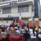  El Oro. Las puertas del CNE fueron cerradas con candados en señal de protesta. (Jhonny Crespo / Extra) 