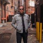  Collin Hayslett, hijo del expastor, tuiteó las imágenes de la sesión fotográfica de su padre.  