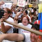  Amigos y familiares de las víctimas pidieron justicia en los bajos de la unidad judicial.  