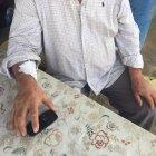  El conductor agredido muestra una de las heridas provocada por los delincuentes, además del celular que no pudieron llevársele. 