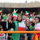  Mujeres iraniés entraron a un estadio para rendir tributo a la “chica azul”. 