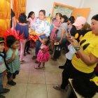  Las madres de familia formaron parte activa de esta fiesta para los más pequeños. 