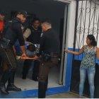  Bomberos y policías se convirtieron en parteros. 