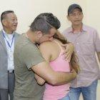  Avergonzada, la mujer busca refugio en los brazos de su esposo.  