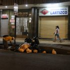  Descuido. Cuando los locales del centro de la ciudad cierran sus puertas, la basura queda en las aceras. 