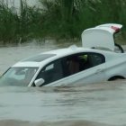  Akash recibió como regalo de cumpleaños un BMW y por no ser el que esperaba lo lanzó a un río. 