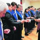  El ufólogo Jaime Rodríguez entregó los certificados a sus nuevos colegas. En la ceremonia de graduación se proyectaron vídeos de avistamientos de ovnis. 