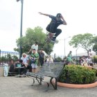  Los deportistas se congregaron para disfrutar y alentar a sus compañeros en una entretenida competencia donde buscaban realizar el mejor truco en rampa. 