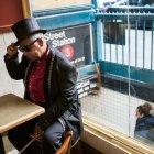  El mago ecuatoriano Olmedo Rentería, también conocido como Olmedini El Mago, reside desde hace 30 años en New York, donde, pese a que perdió la visión, continúa deleitando al público con su arte en los subterráneos de la Gran Manzana.    