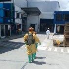  La Unidad de Materiales Peligrosos llegó a la escena para controlar el derrame.  