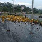  La vía que une Quito con Cumbayá quedó ‘bañada’ en biela. Esto luego de que un camión perdiera pista y se accidentara.  
