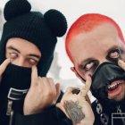  J Balvin y Bad Bunny aparecen con el rostro tapado y vestidos de negro en el video ’Cuidado por ahí’. 