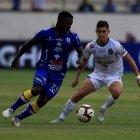  Alejandro Villalva (i) de Delfín disputa un balón con Eduardo Fereira de Caracas durante un partido de la Copa Libertadores entre Delfín de Ecuador y Caracas de Venezuela, en el estadio Jocay en Manta (Ecuador). 