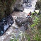  Antonio Viteri sobrevivió a una muerte segura tras caer al abismo con su carro.  