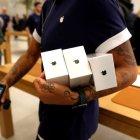  Las acciones de los iPhones cayeron un 15 % con respecto al año pasado.  