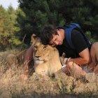  Fotografía de Michal Prasek junto a su leona de 4 años.  