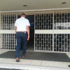  Uno de los familiares de Sofía Esteves, en su ingreso a la clínica Alborada. La mujer se encuentra internada en el área de Cuidados Intensivos. 