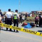  El cuerpo del difunto yacía en un charco lleno de sangre al pie de una moto que este manejaba. 