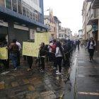  Con carteles y consignas, los manifestantes marcharon al ritmo de ’Chola Cuencana’ en contra a las medidas del gobierno. 