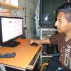  Álex aprendió a tomar las plumas para hacer los deberes sin ningún problema. Igual lo hace con la computadora y los celulares.   