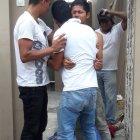  Pasadas las 13:30, el joven se encontraba en la parte alta del tercer piso de una casa. Aparentemente estaba realizando labores de mejoras en el tumbado y, una mala maniobra, hizo que tocara los cables de alta tensión. 