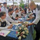  Los participantes muestran a los jueces sus platos, para que seqan evaluados. 