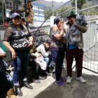  Los familiares esperaban afuera de la morgue por el cuerpo de Katheryn. 