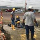  El hecho causó embotellamientos y quejas entre los ciudadanos. Interagua prevé que el servicio será restablecido a las 17:00.  