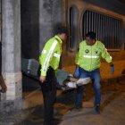  Dos parejas estaban libando y de un momento a otro, sin explicación alguna, uno de los bohemios atacó a machetazos a su cuñado. Le hizo picadillos la cabeza. 