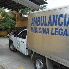  Vehículo de Medicina Legal ingresando para retirar el cadáver del motel. 
