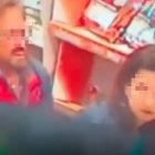  En el pasillo de alimento para mascotas, la pareja italiana decidió tener relaciones sexuales. 