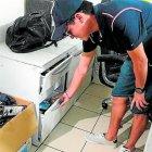  Luis Sellán muestra el cajón de donde sacaron el dinero. 