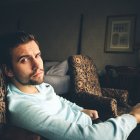  La masculinidad facial o las voces graves son  rasgos hereditarios que resultan atractivos para las mujeres. 