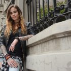  Karla lleva una pulsera del arcoíris, símbolo de la comunidad LGBTI.  