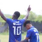  Cortez (i), anotó un doble en el compromiso. 