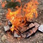  Momento en que una persona quema los discos duros. 