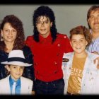  En dos entregas, el documental presenta el testimonio de dos hombres que acusan a Michael Jackson de abuso sexual. 